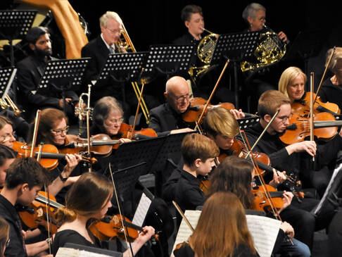 Viele Musiker mit ihren Instrumenten.
