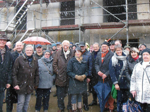 Viele Personen auf einer Baustelle.