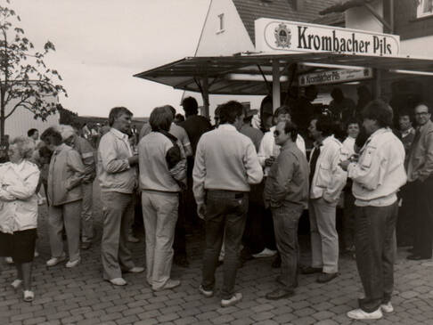 Viele Personen an einem Bierwagen.