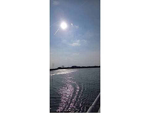 Gewässer mit Sonne