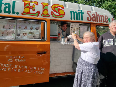 Eine Frau nimmt ein Eis an.