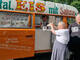Eine Frau nimmt ein Eis an.