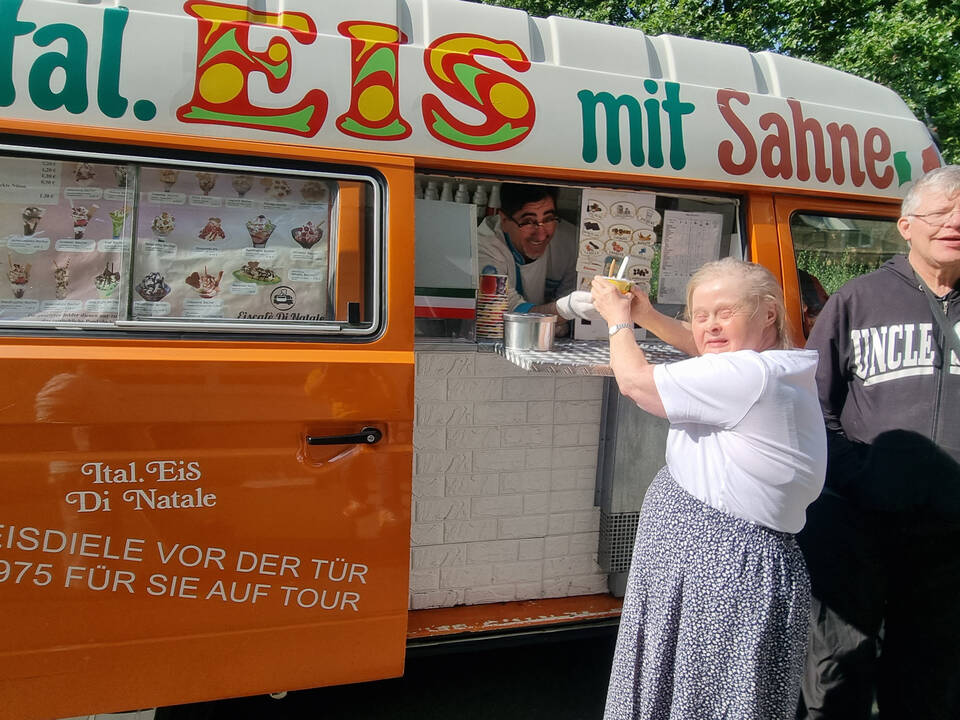 Eine Frau nimmt ein Eis an.