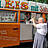 Eine Frau nimmt ein Eis an.