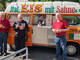 Drei Herren vor dem Eiswagen.