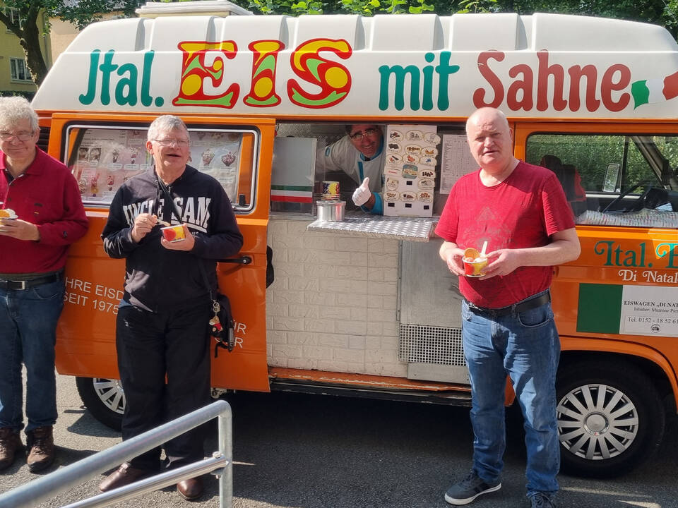 Drei Herren vor dem Eiswagen.