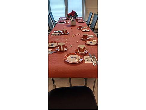 Ein weihnachtlich gedeckter Tisch.