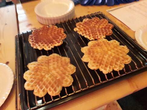 Vier Waffeln auf Rost.
