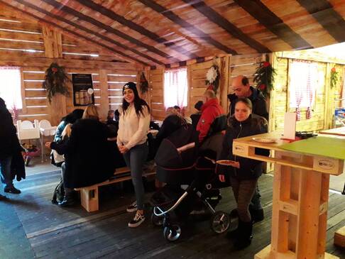 Menschen in der Almhütte.