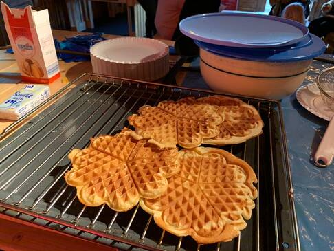 Waffeln, Waffelteig und Pappteller.