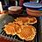 Waffeln, Waffelteig und Pappteller.