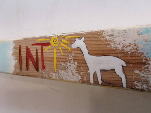 Holz mit Inschrift und Alpaka