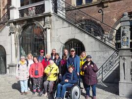 Gruppenbild vor einem großen Gebäude mit einer großen Treppe.