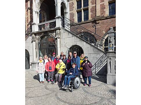 Gruppenbild vor einem großen Gebäude mit einer großen Treppe.