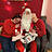 Der Azubi als Nikolaus verkleidet mit zwei Frauen an seiner Seite.