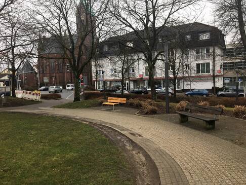 Park mit neuer Bank.