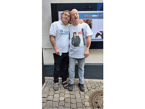 Zwei Personen nehmen sich in den Arm.