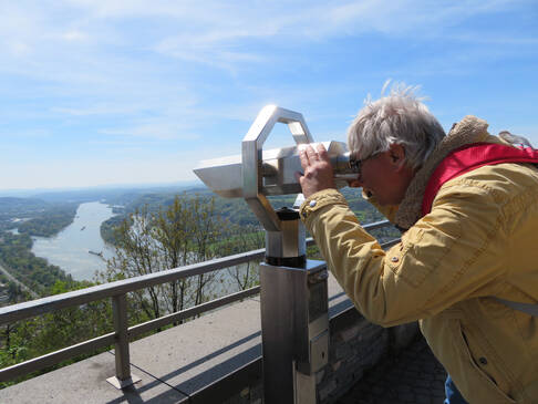Ein Mann schaut durch ein Fernglas.
