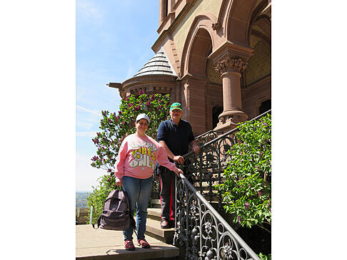 Zwei Personen stehen auf der Treppe von Schloss Drachenfels.