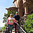 Zwei Personen stehen auf der Treppe von Schloss Drachenfels.