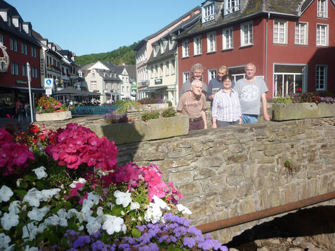 Fünf Personen auf einer Brücke