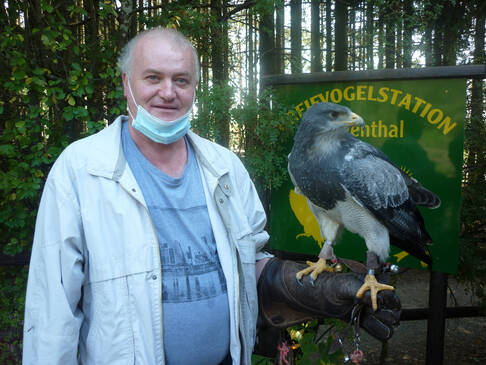 Mann hat Falen auf dem Arm.