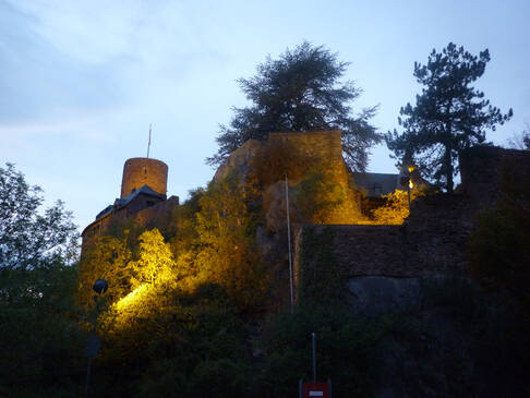 angeleuchtete Burg am Abend.