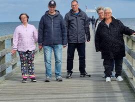Fünf Personen auf der Seebrücke