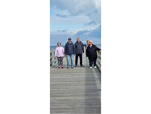 Fünf Personen auf der Seebrücke