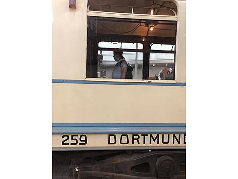 Eine Person in altem Wagon