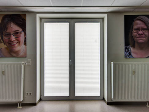 Zwei Bilder von Frauen links und rechts neben einer Balkontür.
