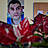Ein Bild mit Mann im Hintergrund, vorne eine rot, weiße Blume.
