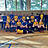 Gruppenbild einer Fussballmannschaft in einer Sporthalle.
