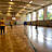 Es wird Fussball in einer Halle gespielt.