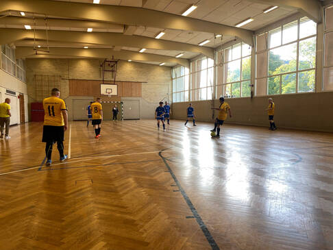 Es wird Fussball in einer Halle gespielt.