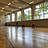Es wird Fussball in einer Halle gespielt.