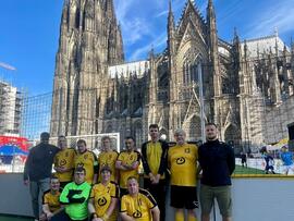 Die Mannschaft, im Hintergrund der Kölner Dom.