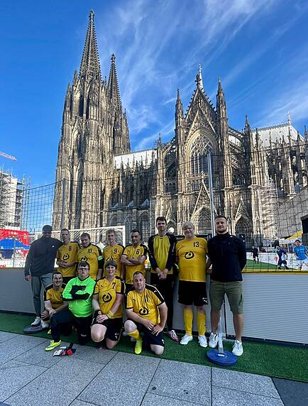 Die Mannschaft, im Hintergrund der Kölner Dom.
