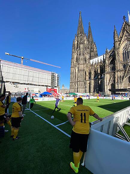 Spieler am Spielfeldrand.