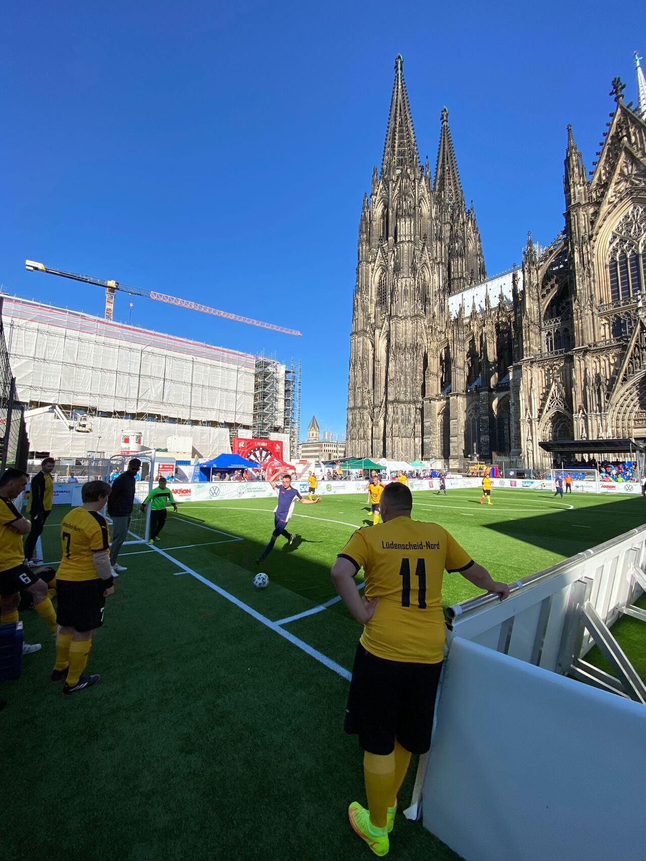 Spieler am Spielfeldrand.