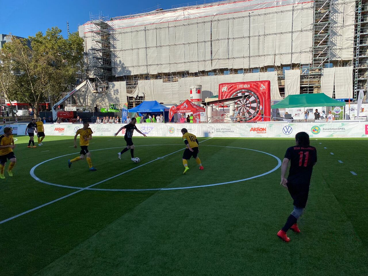 Mehrere Spieler auf dem Spielfeld.