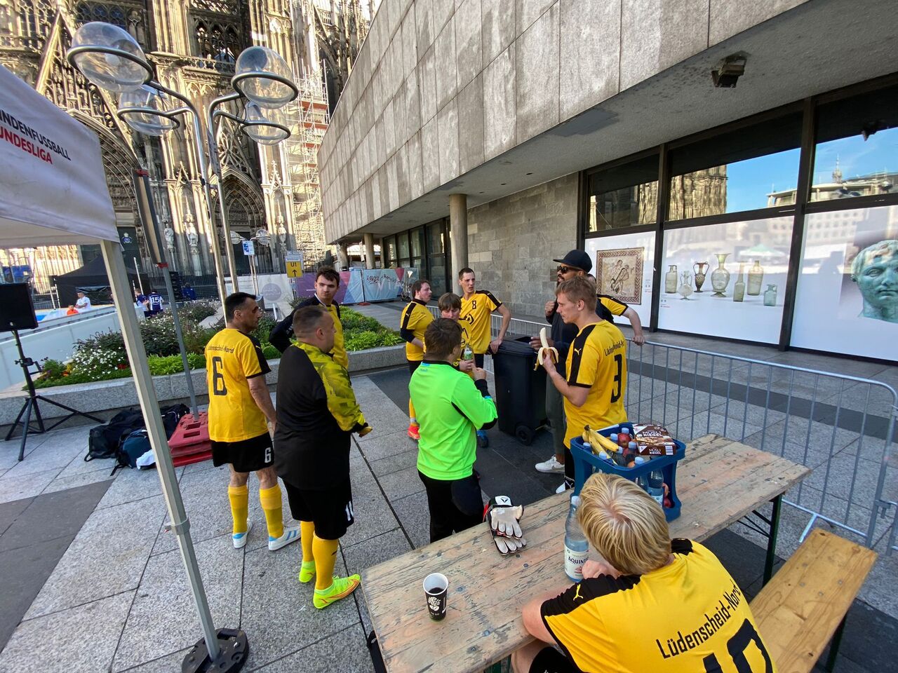 Mehrere Spieler neben dem Spielfeld.