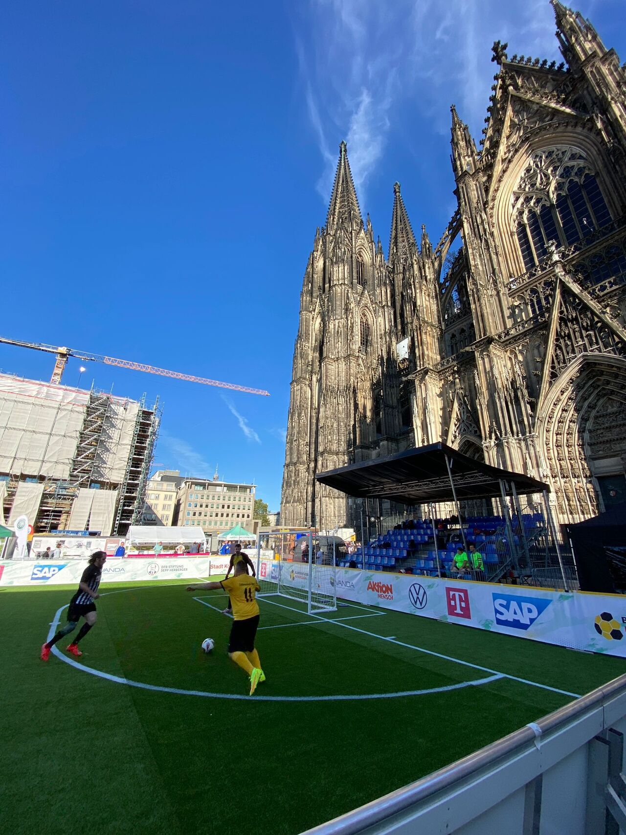 Zwei Gegner stehen sich auf dem Spielfeld gegenüber.