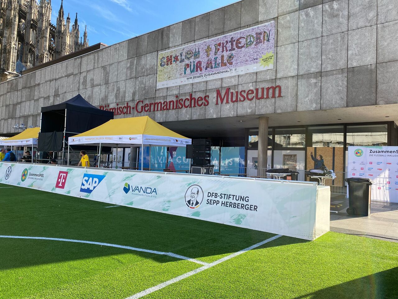 Man sieht vor dem römisch germanischen Museum ein Spielfeld.