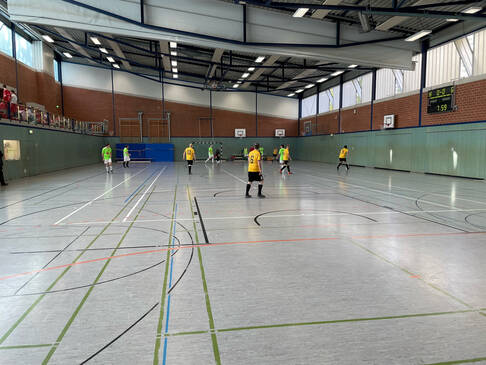 Fussballspieler in einer Halle