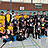 Zwei Fussballmannschaften in einer Halle im Trikot.