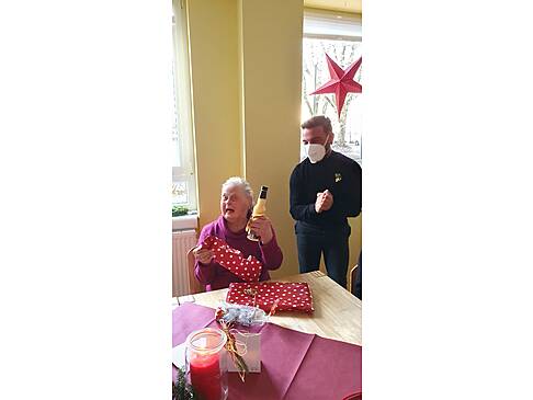 Eine Frau freut sich über ihre Geschenke.