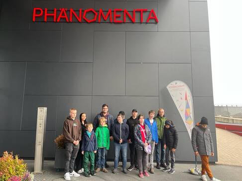 Gruppenfoto vor der Phänomenta