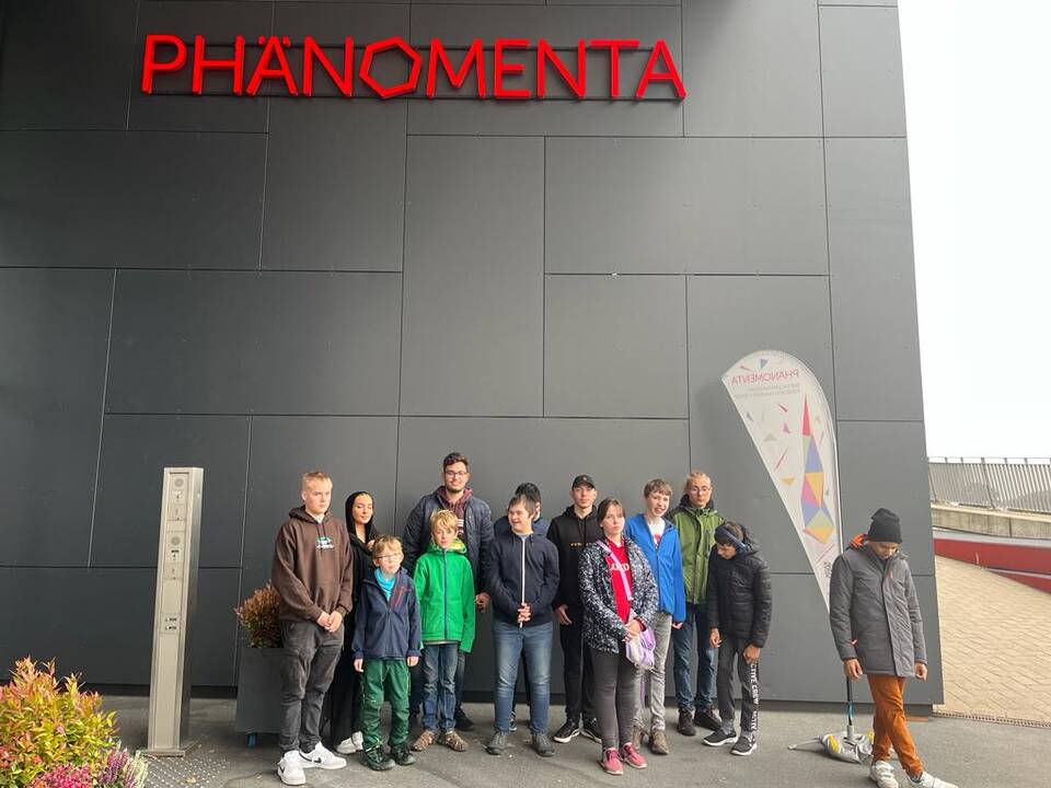 Gruppenfoto vor der Phänomenta