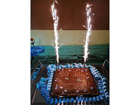 Kuchen mit Tischfeuerwerk